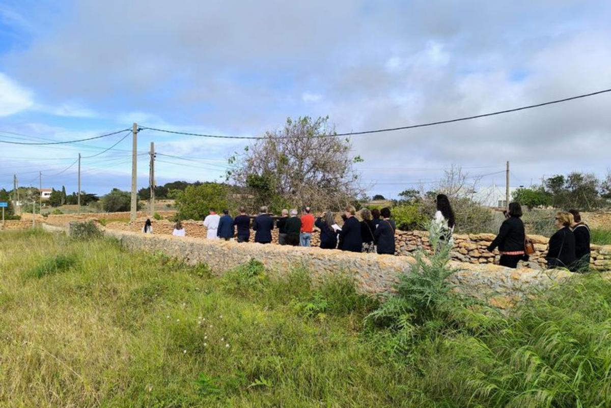 Fieles durante el Vía Crucis del Pilar de la Mola.
