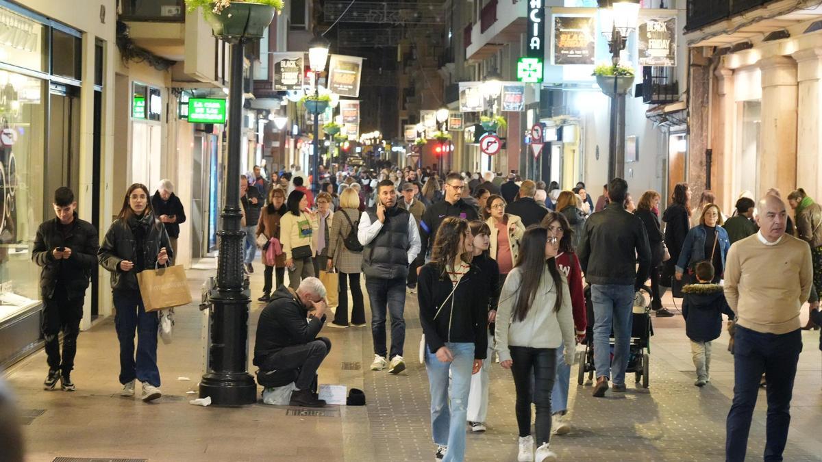 Imagen de archivo de la calle Enmedio de Castelló, una de las principales arterias comerciales de la capital.