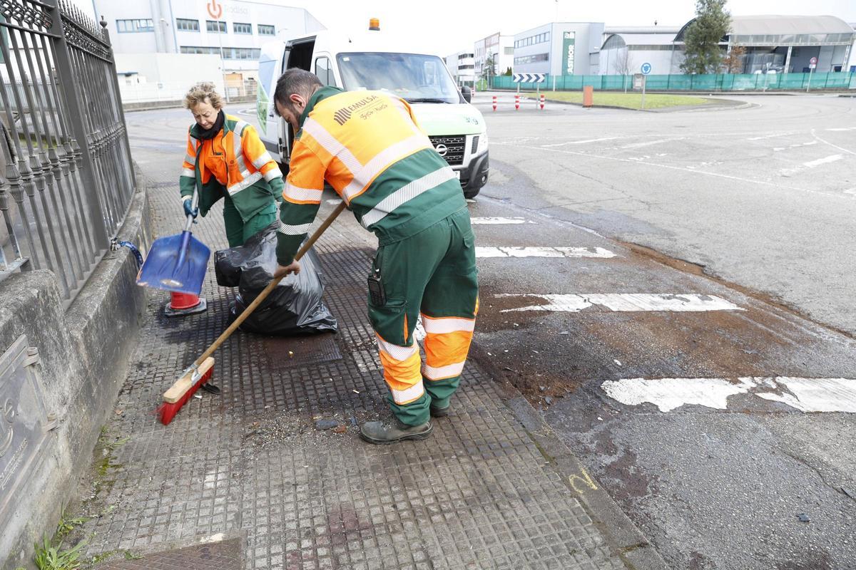 La carrera ilegal que ha dejado un reguero de heridos en Gijón, en imágenes