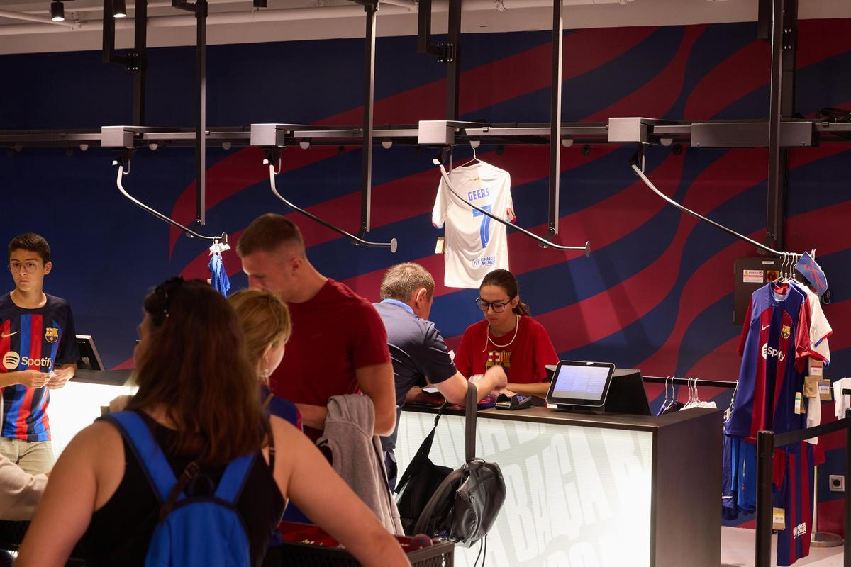 ¡Locura por la nueva camiseta blanca del Barça!