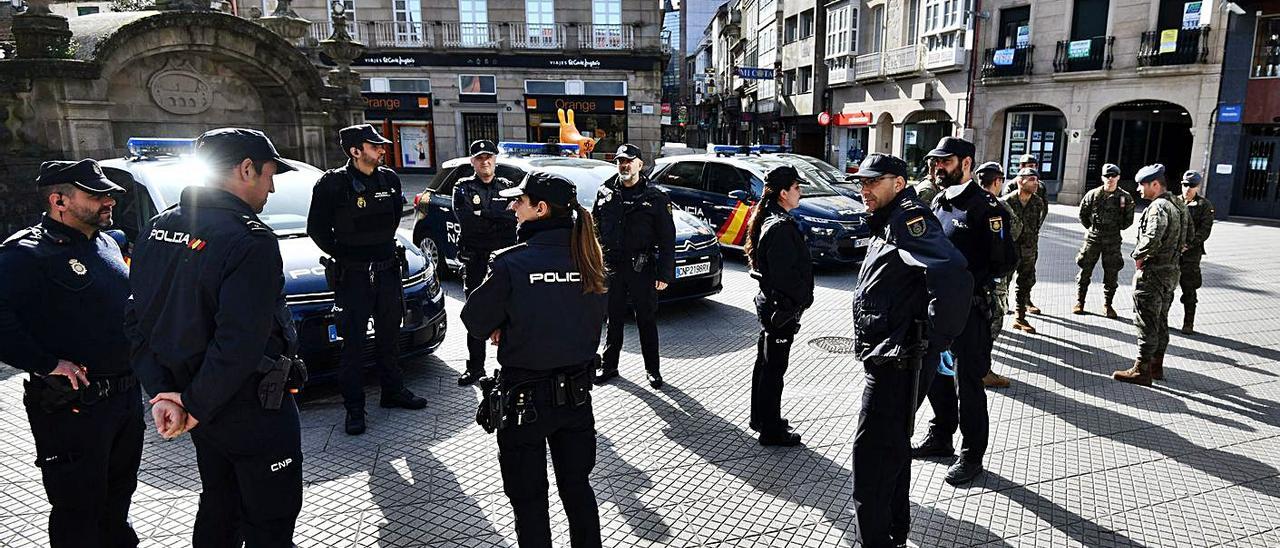 Despliegue policial en la plaza de A Peregrina para hacer cumplir el estado de alarma en marzo.  | // G. SANTOS
