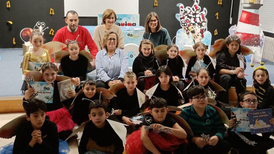 Participantes na
obra de teatro coas
mestras, Morlán
e un representante
de Aupa Deza.