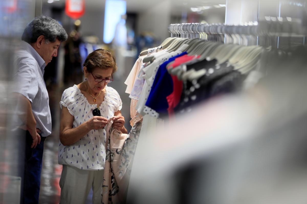 Clientes en una tienda de ropa.