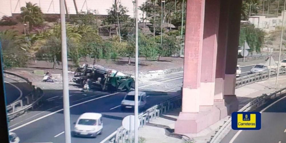 El accidente provoca el cierre de la GC-3 en dirección Arucas