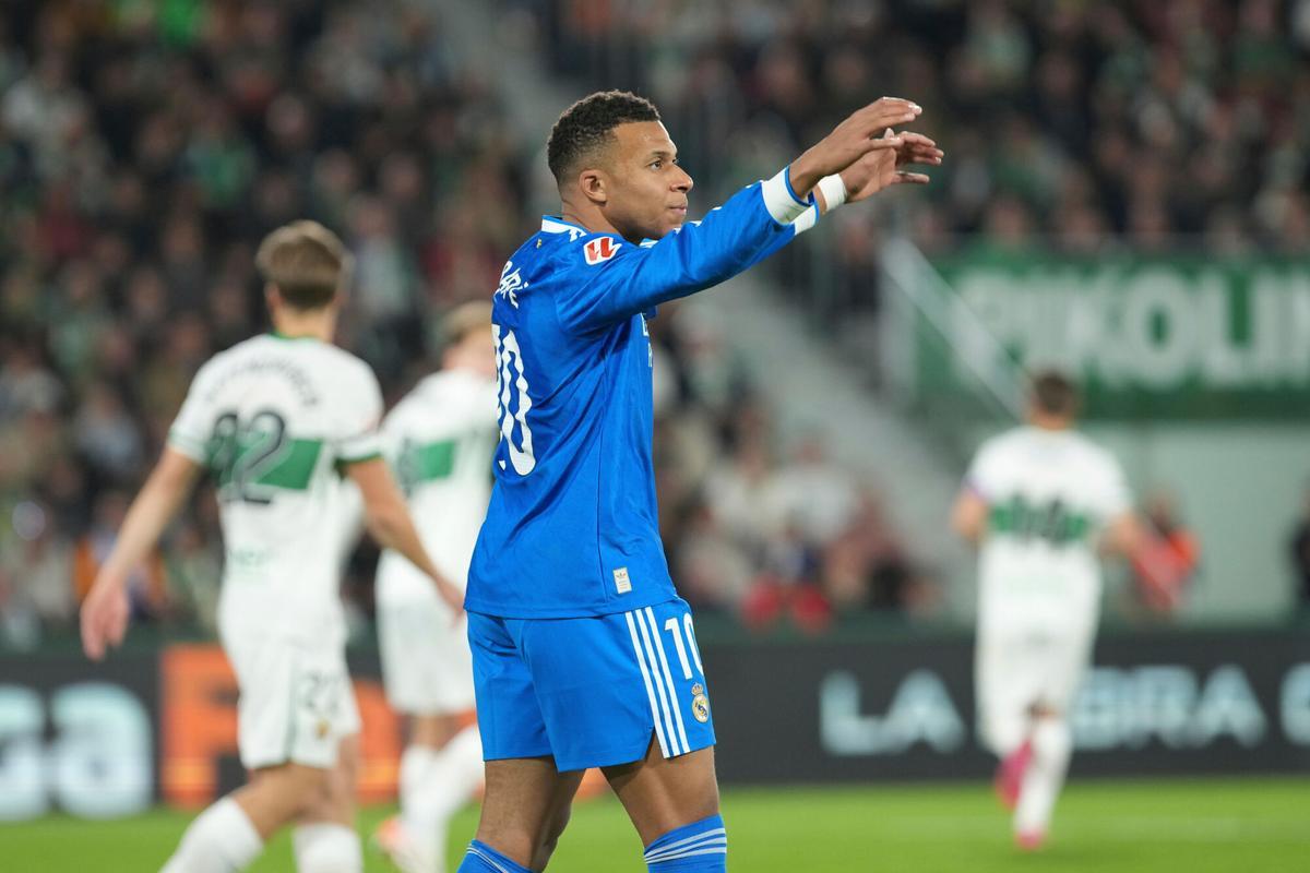 Real Madrid's Kylian Mbappe reacts during the Spanish La Liga soccer match between Elche and Real Madrid in Elche, Spain, Sunday, Nov. 23, 2025. (AP Photo/Alberto Saiz). EDITORIAL USE ONLY/ONLY ITALY AND SPAIN