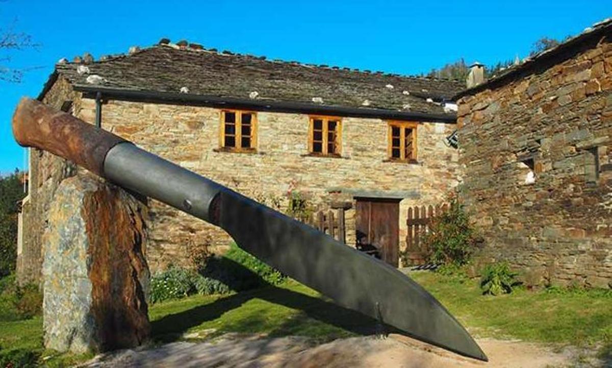 La navaja más grande del mundo en la Casa Museo de la Cuchillería Tradicional de Taramundi