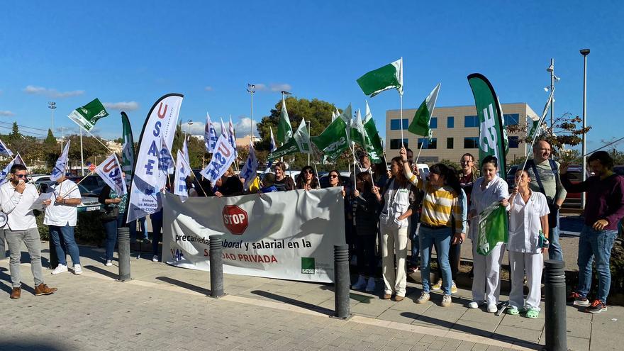 Tercera concentración de enfermeras, fisios y auxiliares contra el convenio de la sanidad privada en Baleares