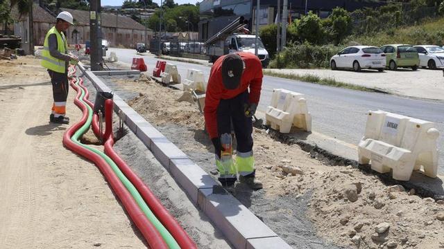Dos operarios trabajan en la zona de Mollavao.