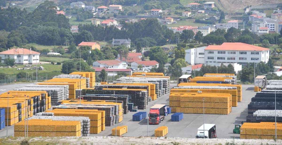 Miles de cajas y de barriles de Estrella Galicia, en una parcela anexa a la fábrica. | Carlos Pardellas