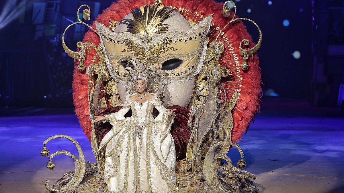 María Julia Bello, reina de los mayores con la fantasía 'Yo soy Carnaval'