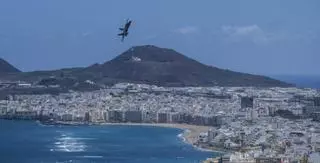 ¿Qué hacen los F-18 de Gando sobrevolando la playa de Las Canteras?