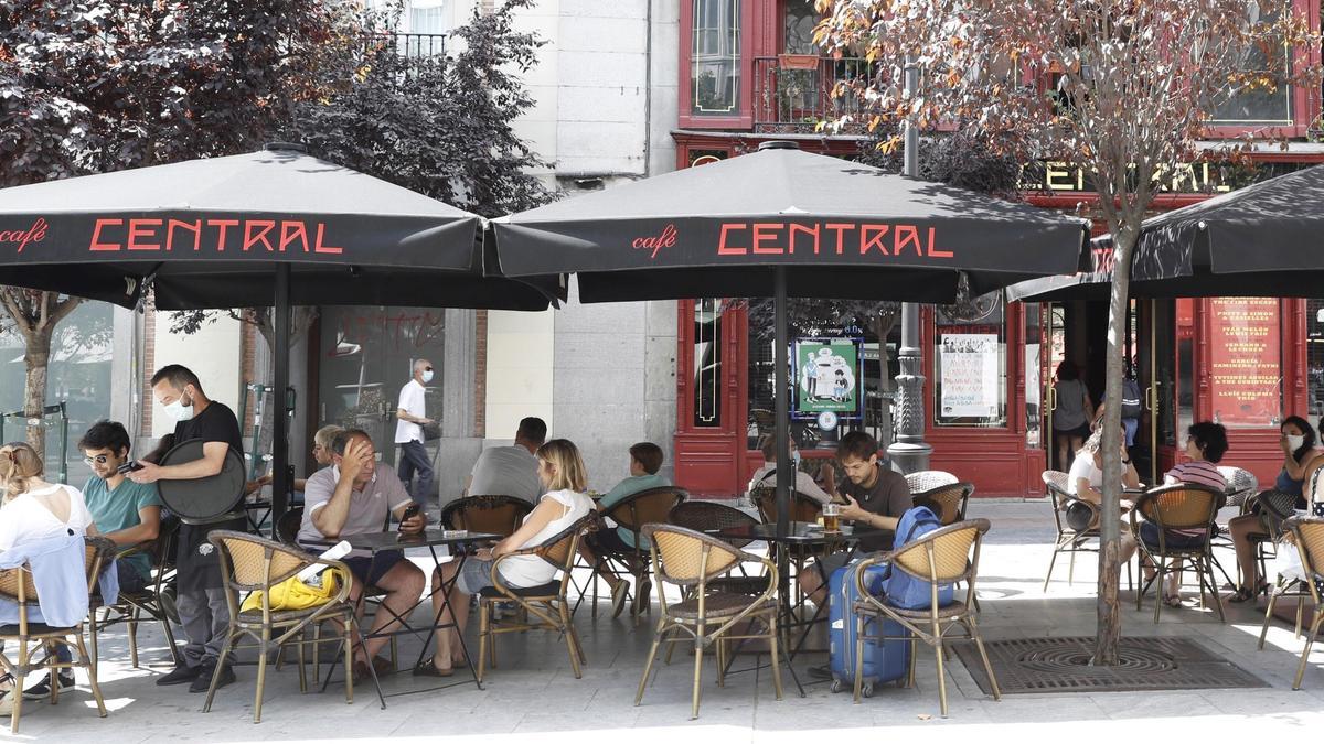 Varias personas disfrutan de una terraza en Madrid.