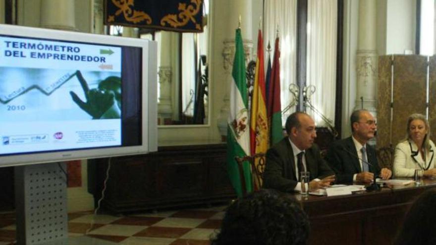 Javier Noriega, Francisco de la Torre y Carolina España presentaron el Termómetro.