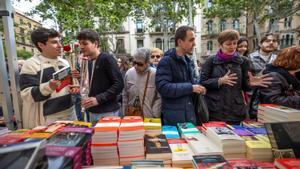 Ambiente en un estand de Sant Jordi, este martes.