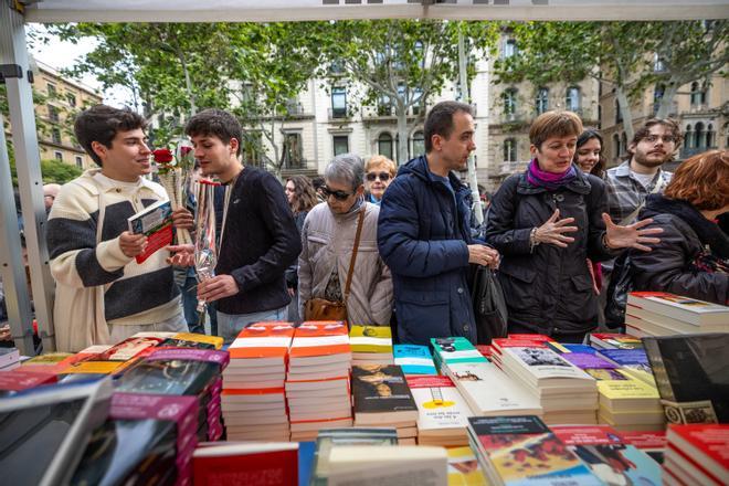 Ambiente en un estand de Sant Jordi, este martes.