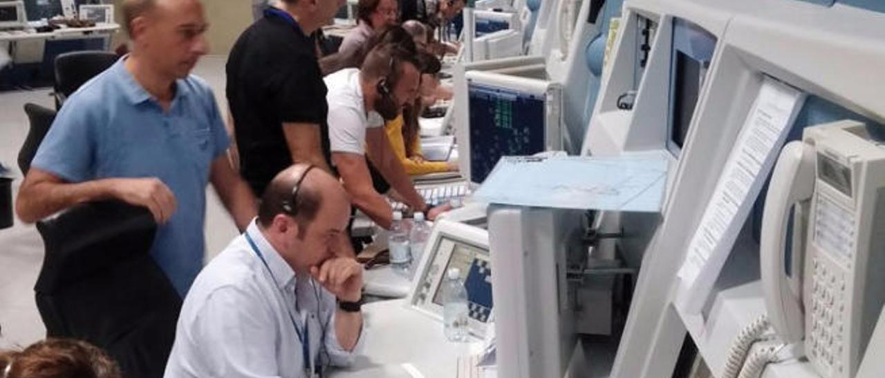 Controladores aéreos ayer durante el récord histórico de tráfico en el cielo de Canarias.