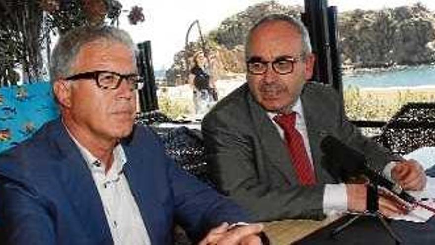 El president de l&#039;Associació de Botiguers de Blanes Centre, Lluís Pascual, amb l&#039;alcalde de Blanes, Josep Marigó.