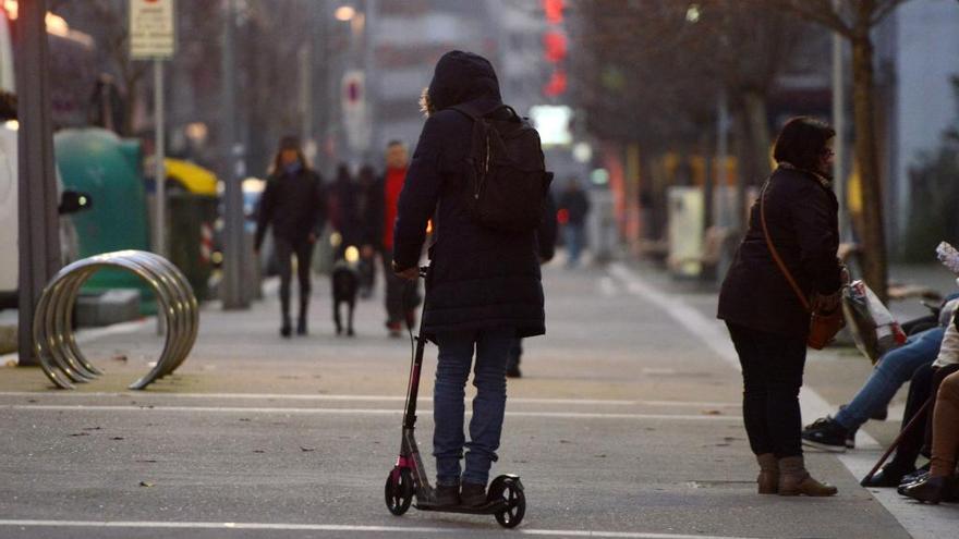 Un usuario circula con su patinete por Pontevedra. // G. Santos