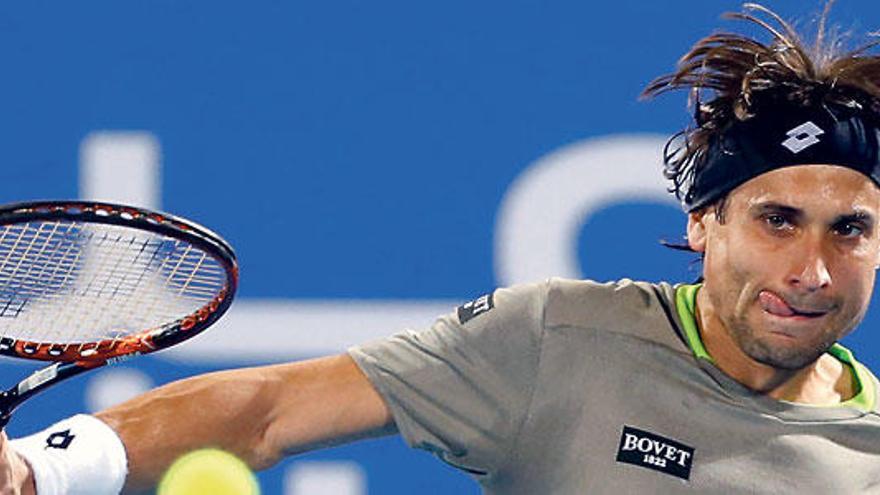 David Ferrer golpea la bola en el partido de ayer ante Wawrinka en Abu Dabi.