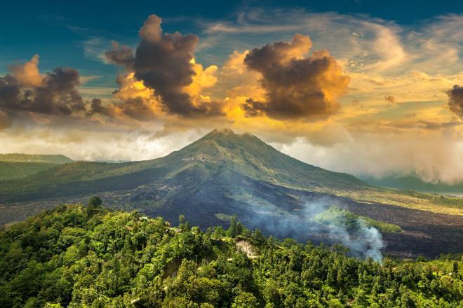 Expedición Indonesia Daniel Sanz cascada y montaña Semeru