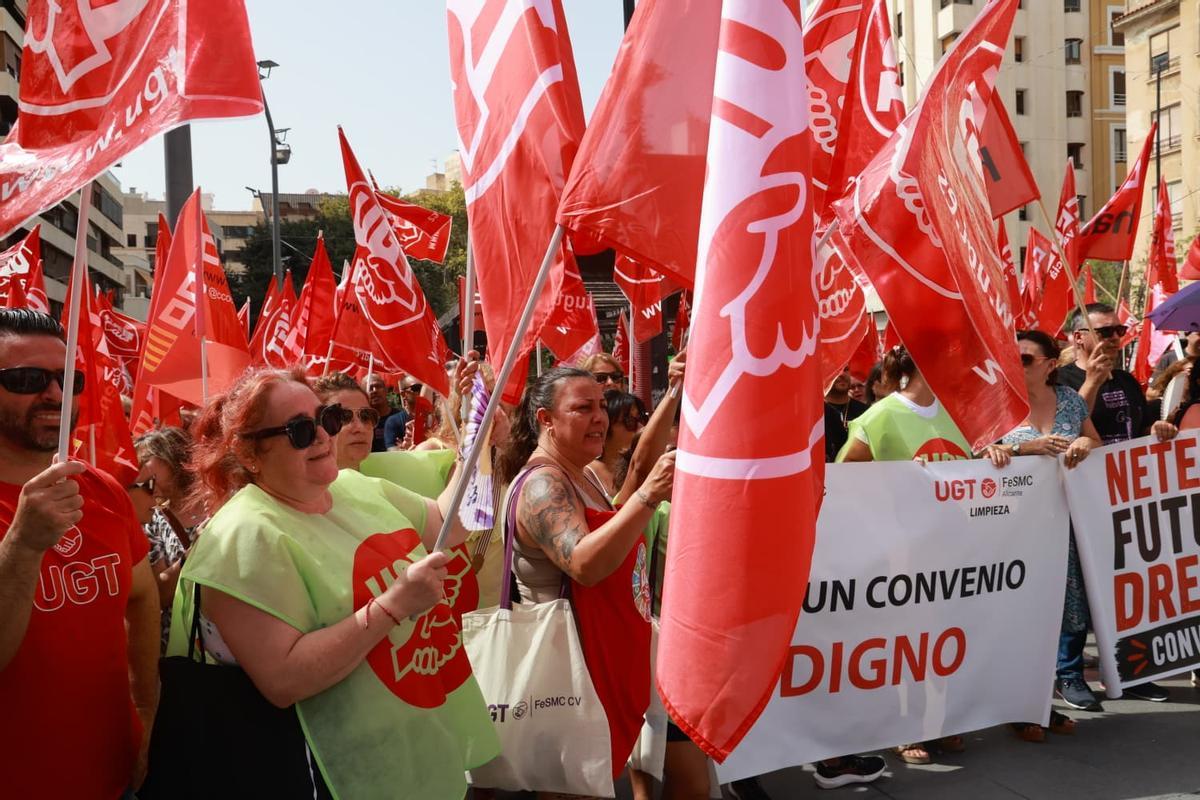 Concentración para exigir el desbloqueo del convenio de limpieza de edificios y locales de la provincia de Alicante