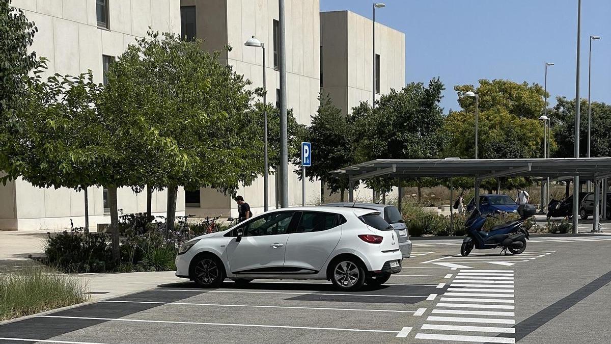 Se han creado más de 40 nuevas plazas para automóviles y 25 para motocicletas junto al edificio de Institutos Universitarios II.