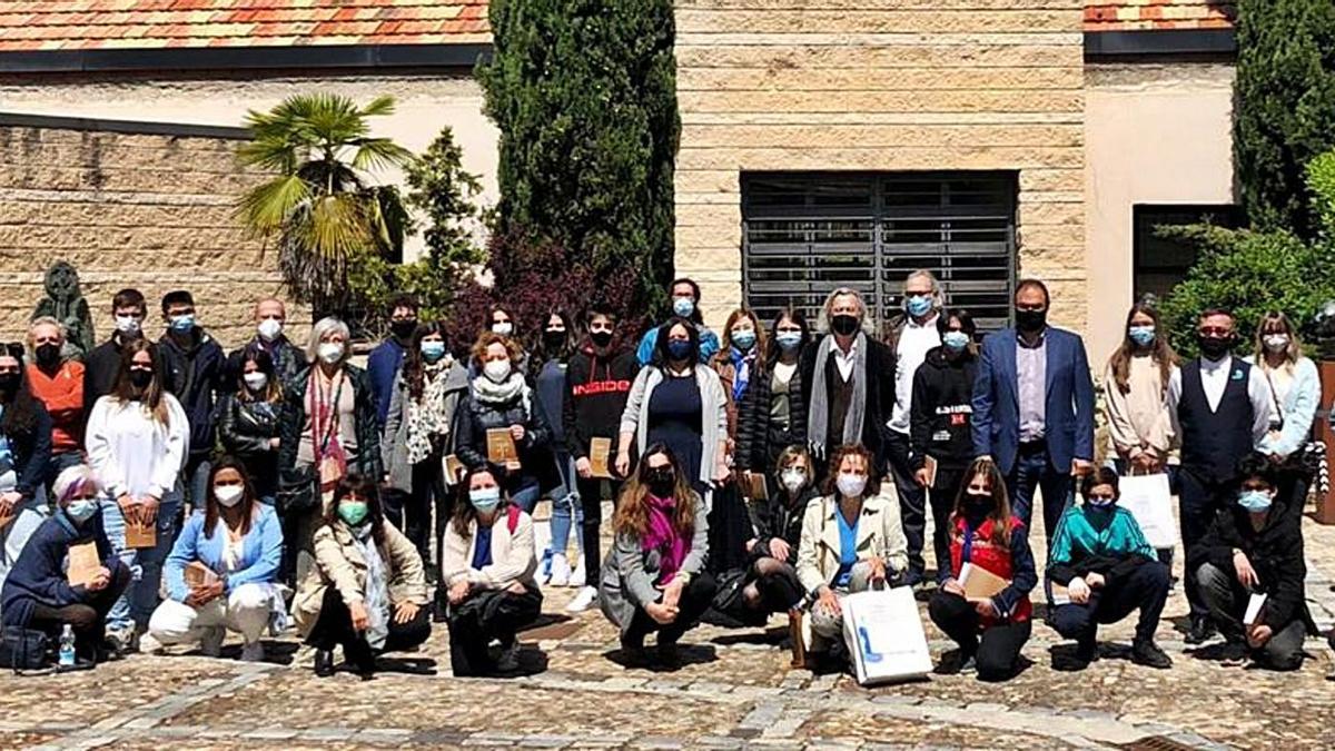 Fernando Beltrán, en el centro con bufanda, posa con alumnos y profesores tras el acto.