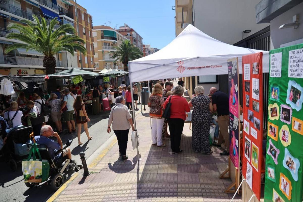 Acción promocional del Ayuntamiento de Cullera junto a los puestos del mercado.
