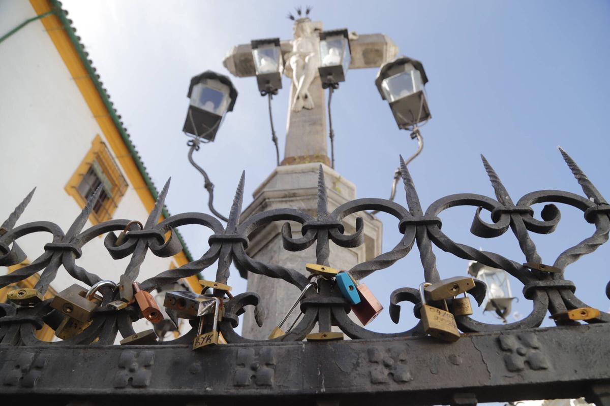 El Cristo de los Faroles, antes de la retirada de los candados y las pulseras acumulados en sus rejas