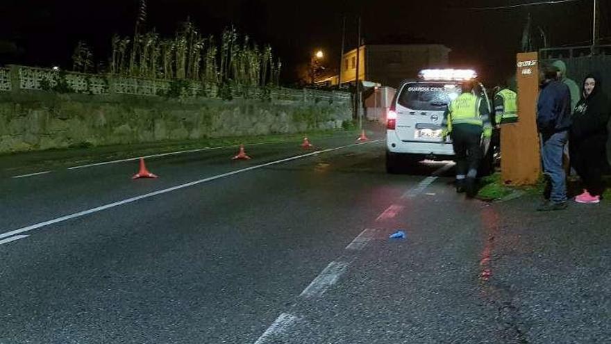 Agentes de Tráfico en el lugar del atropello. // G.N.