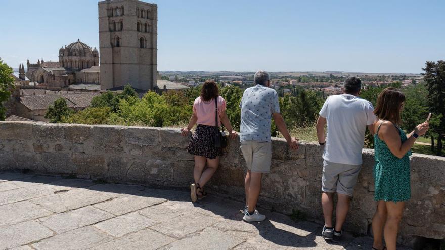 Visitantes en lo alto del Castillo de Zamora.