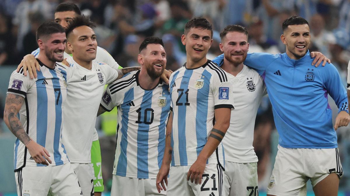 Los jugadores de Argentina celebran su victoria en el partido de semifinales de fútbol de la Copa Mundial de Qatar 2022 entre Argentina y Croacia en el Estadio Lusail.