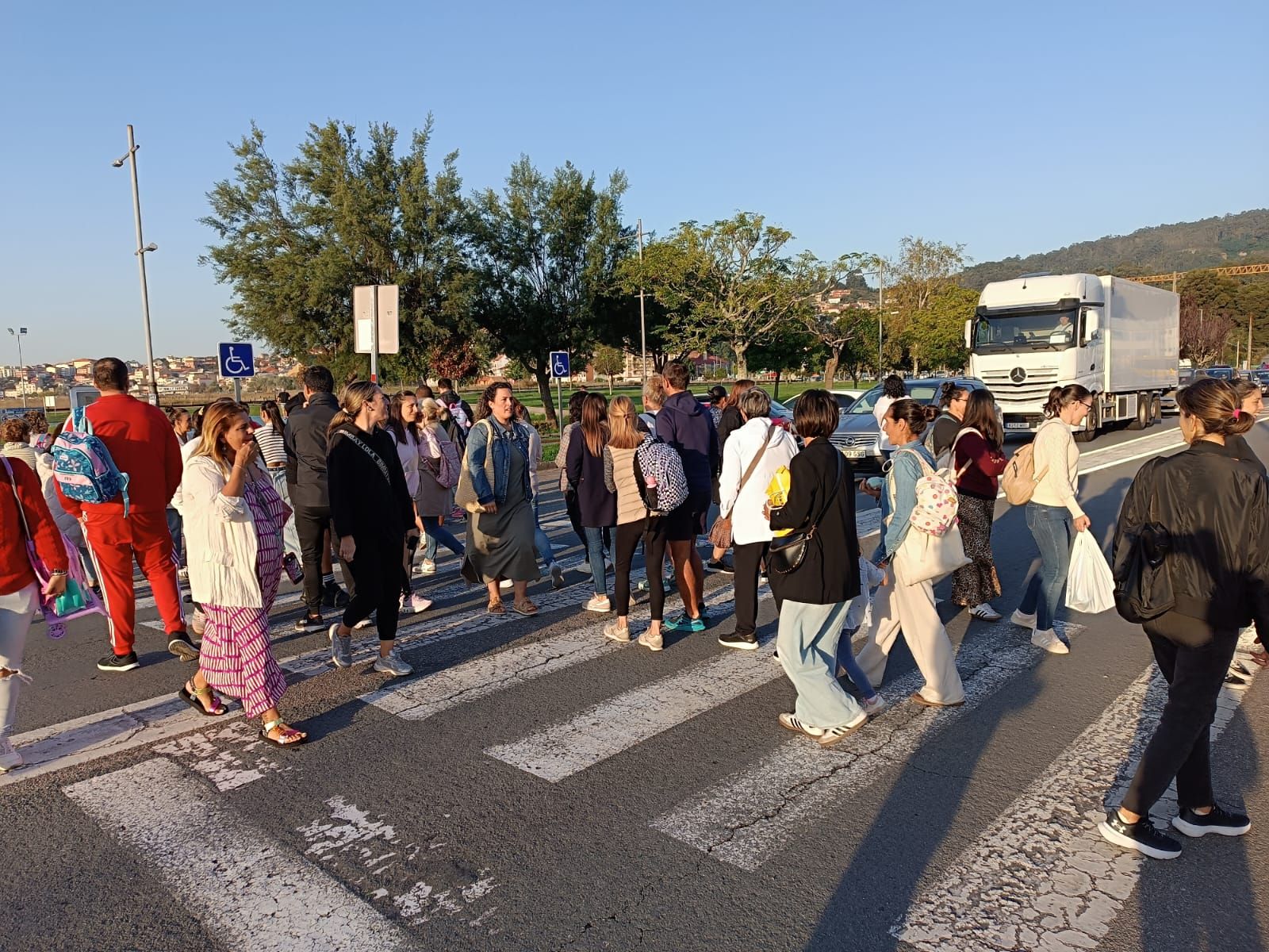 Las familias del CEIP Reibón de Moaña cortan la carretera general para protestar contra los recortes de profesorado