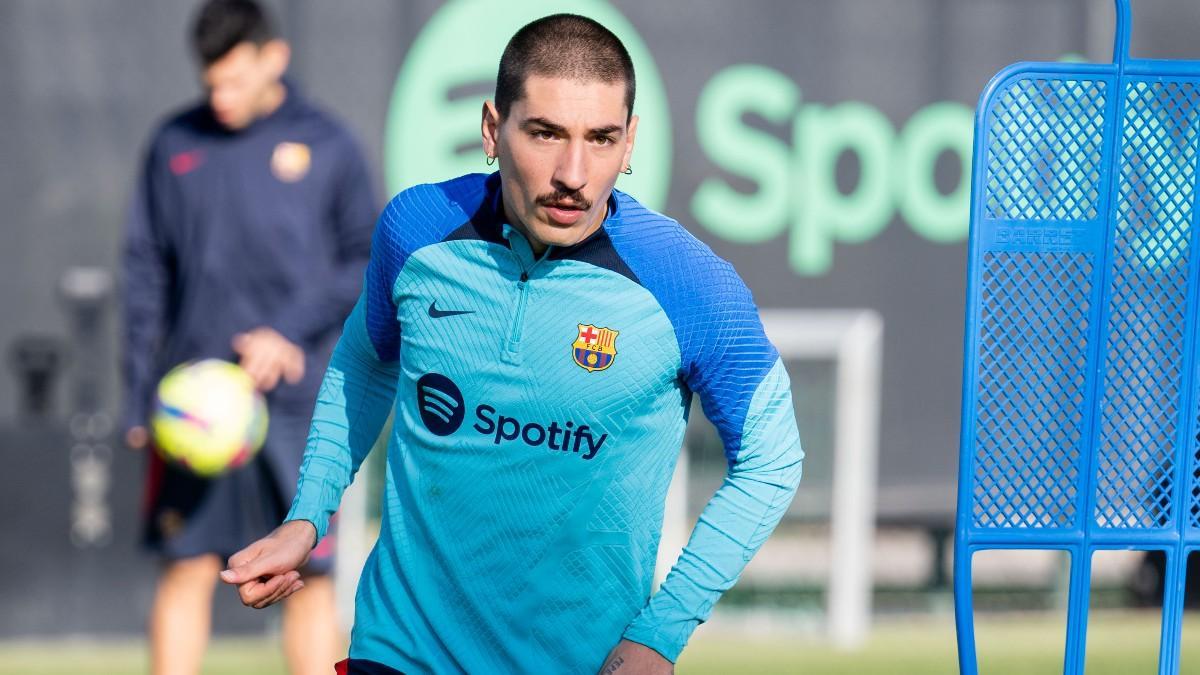 Bellerín estrena look de vuelta al trabajo