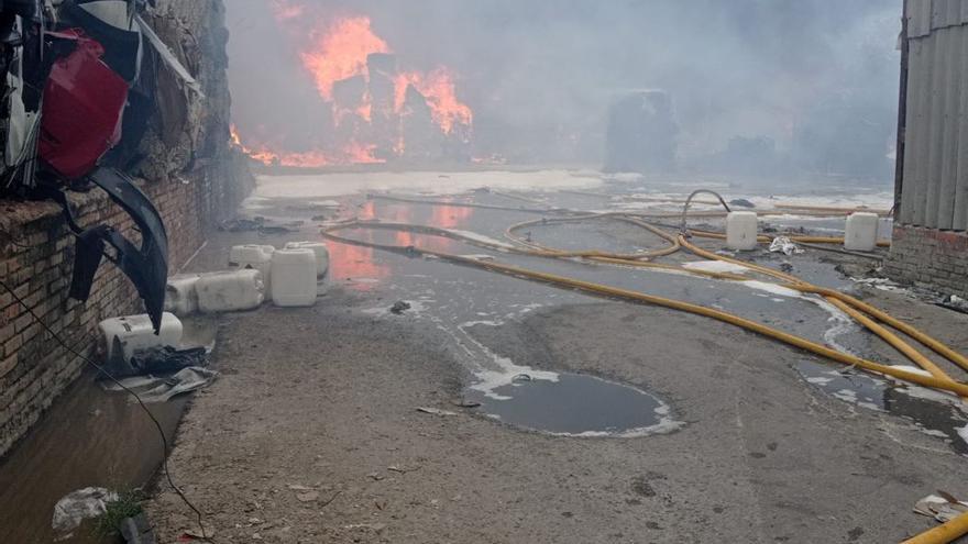 Alarma por un gran incendio en una nave de reciclaje en Llanera