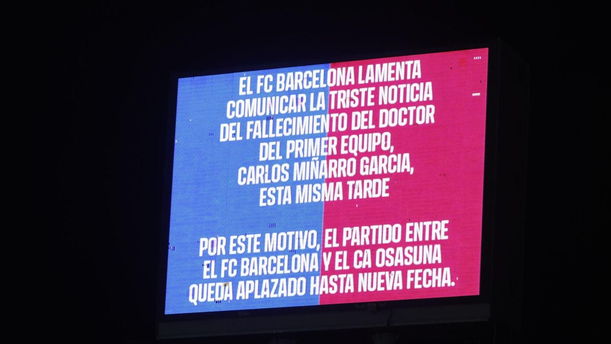El videomarcador del Estadi Olímpic Lluís Companys anuncia la suspensión del partido de la jornada 27 de LaLigaEA Sports entre el Barcelona y el Osasuna, debido al fallecimiento del doctor del Barcelona Carles Miñarro García, este sábado en Barcelona.- EFE/Toni Albir