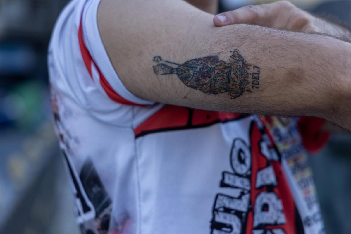 Sergio Muñoz muestra el tatuaje de San Fermín de su brazo.