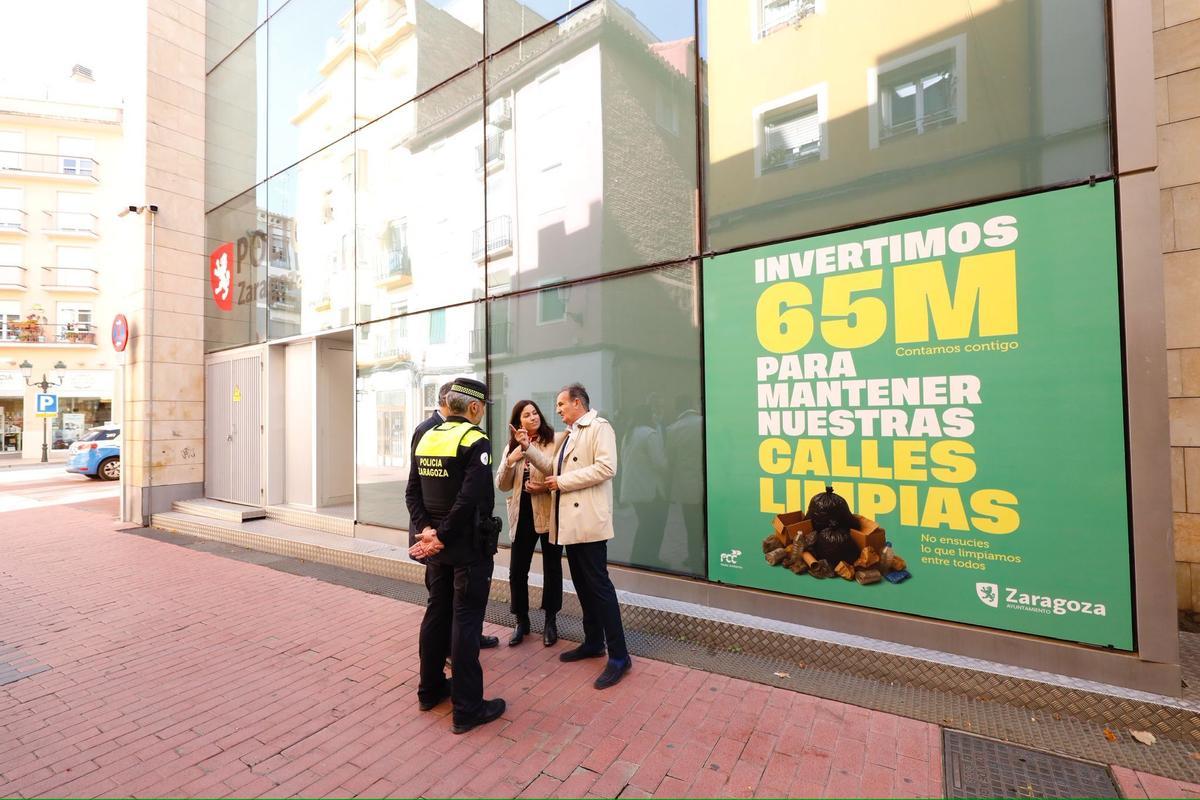Los concejales Ángel Lorén y Tatiana Gaudes, este miércoles en el barrio zaragozano del Gancho.
