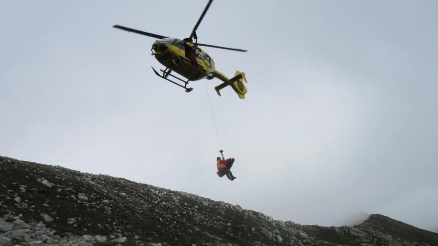 El helicóptero del SEPA, durante el rescate en Aller.