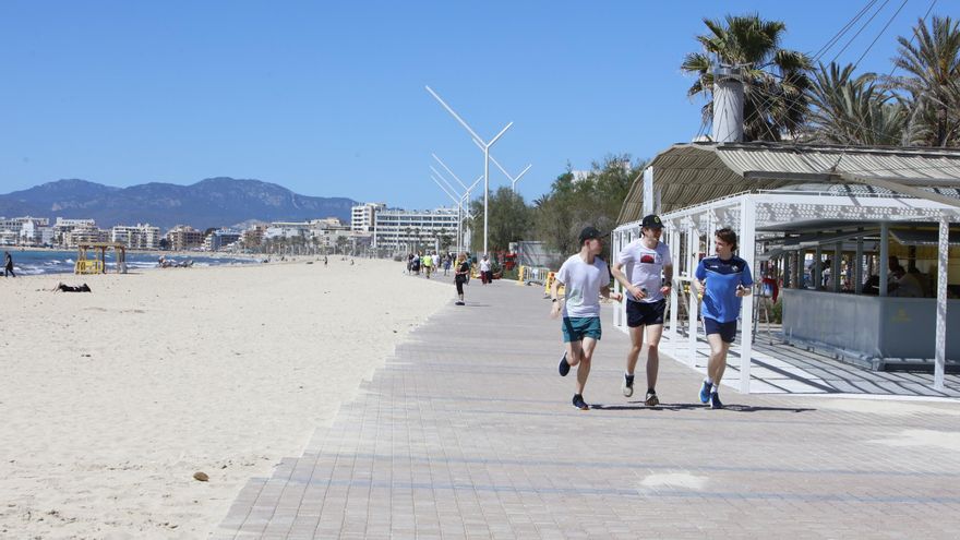 So sieht es derzeit mit und ohne Mäuerchen an der Playa de Palma aus