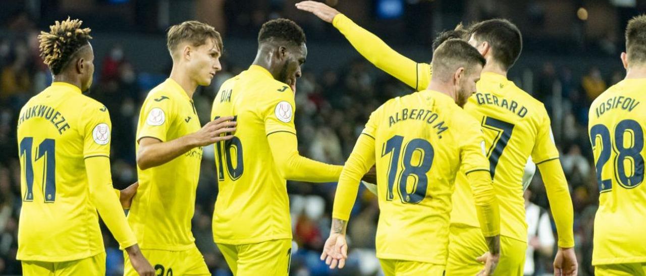 Los jugadores del Villarreal celebran un gol.