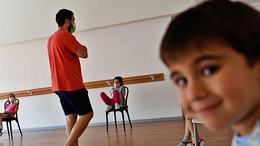 El monitor Iván López, en taller de canto. | Mara Villamuza