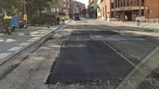 El carrer Sant Cristòfol de Manresa queda buit de cotxes