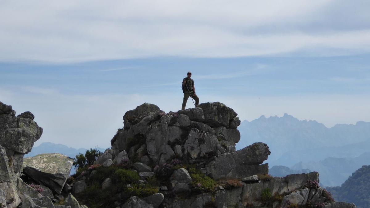 Antonio García-Bernardo, uno de los miembros del proyecto, en el pico Niañu, en Piloña. | Caza y Pesca en Asturias