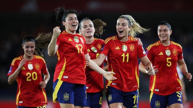 La jugadoras de la selección española celebran el tanto de la victoria de Lucía García.