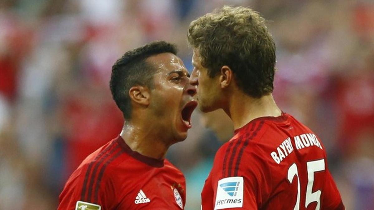 Thiago (izquierda) celebra el primer gol del Bayern al Leverkusen con su autor, Müller.