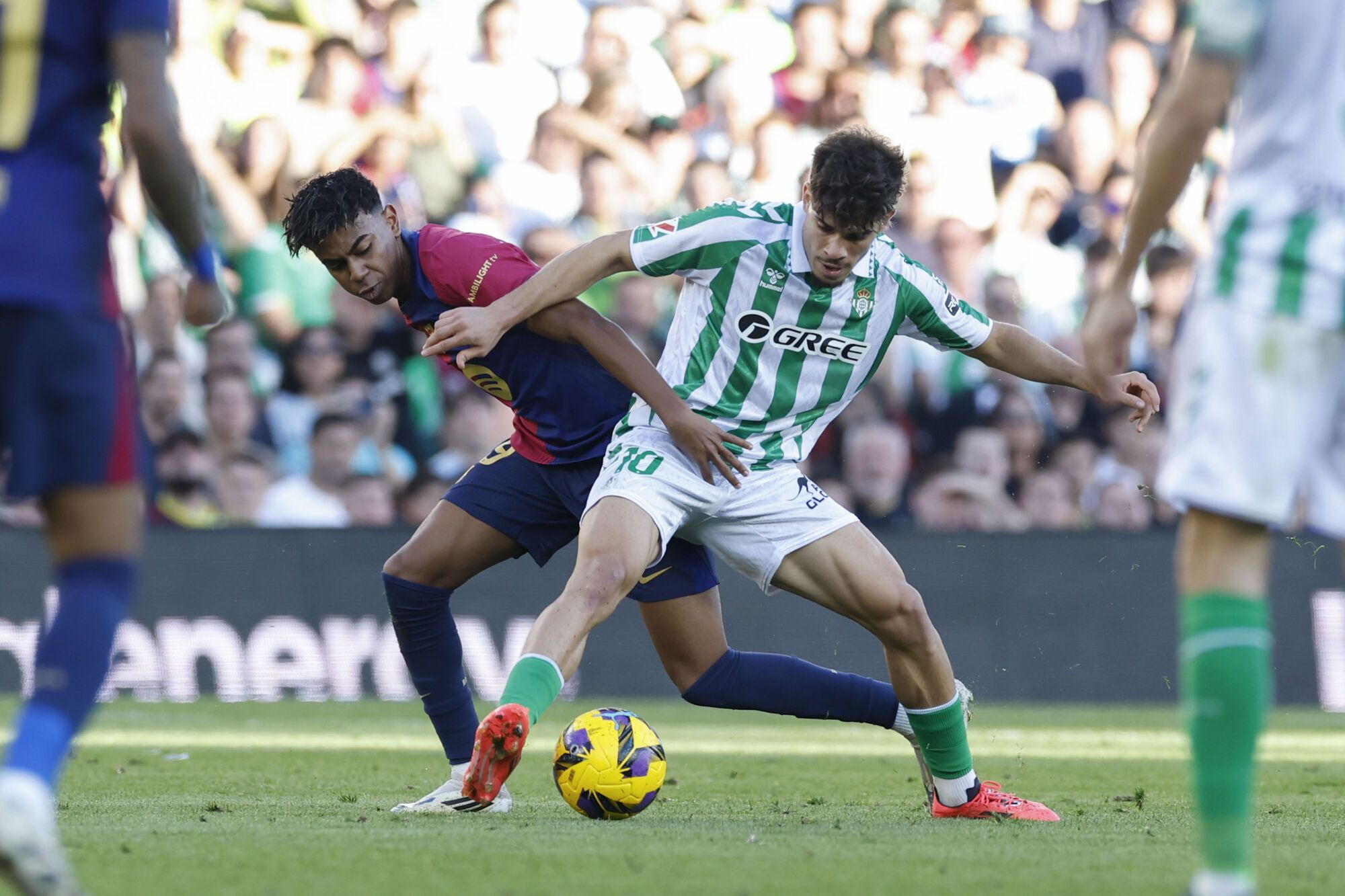 SEVILLA, 07/12/2024.- El delantero español del FC Barcelona Lamine Yamal (i) disputa un balón con el delantero hispano-marroquí del Betis Ez Abde (d) durante el partido de la jornada décimo sexta de LaLiga EA Sports que disputan este sábado Real Betis Balompié y FC Barcelona en el Estadio Benito Villamarín de Sevilla. EFE/ Julio Muñoz