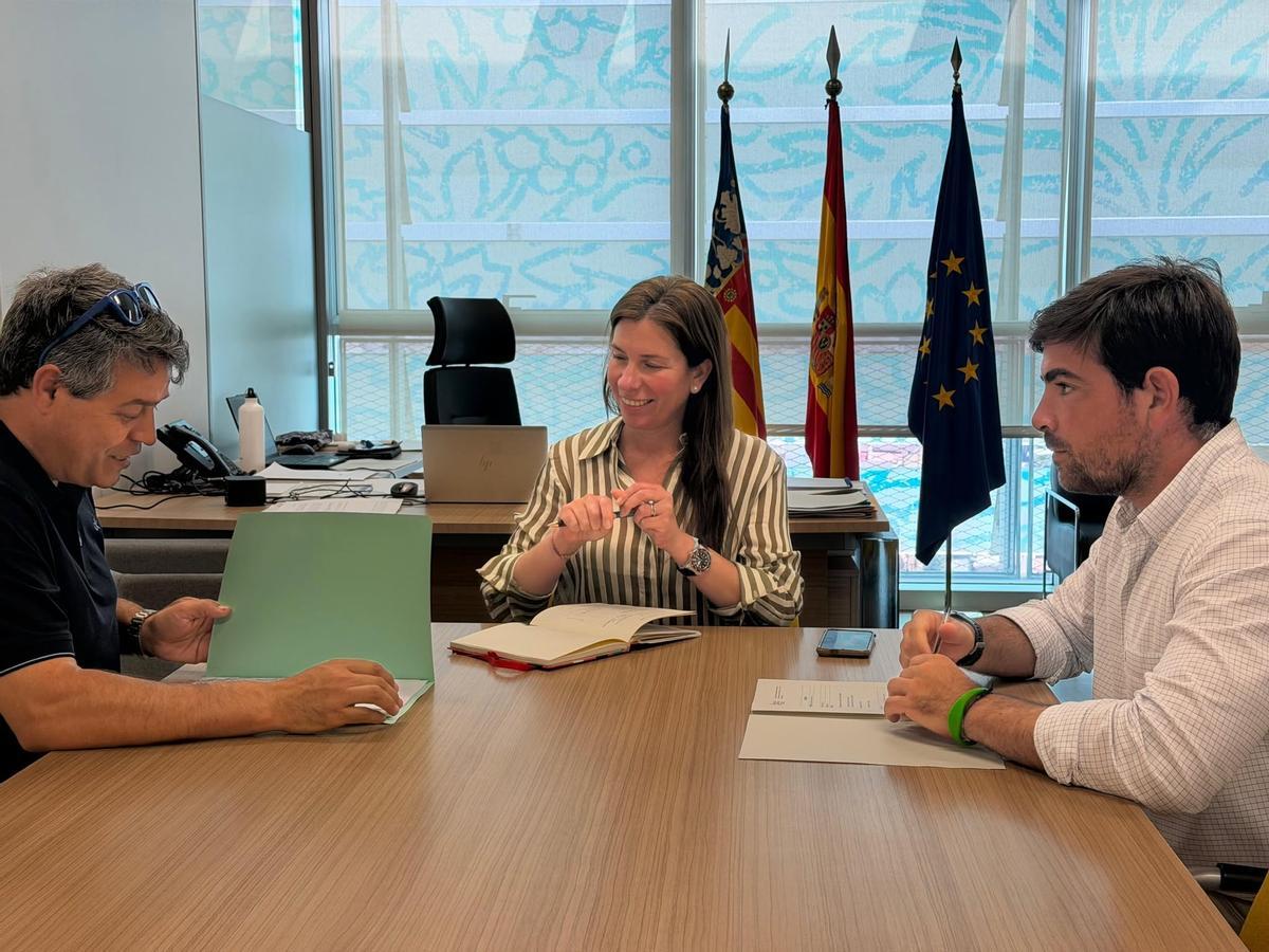 Un momento durante la reunión entre el alcalde de Olocau y representantes de la Generalitat Valenciana.