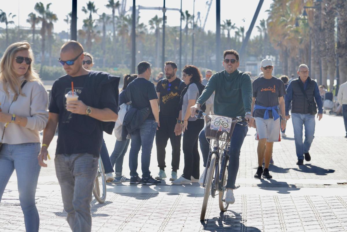 Turistas pasean cerca de la playa de València, en una imagen de este año. jm lopez