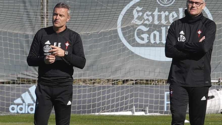 Fran Escribá (izquierda) y el psicólogo Joaquín Dosil, ayer en las instalaciones de A Madroa. // Alba Villar